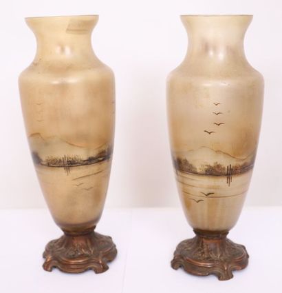 PAIRE DE VASES EN VERRE PEINT 