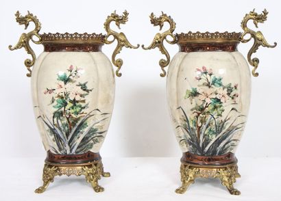 PAIRE DE VASES EN FAIENCE XIXè

En faience...