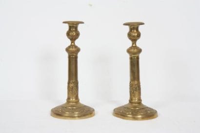 PAIRE DE BOUGEOIRS EN BRONZE DORE 

En bronze...