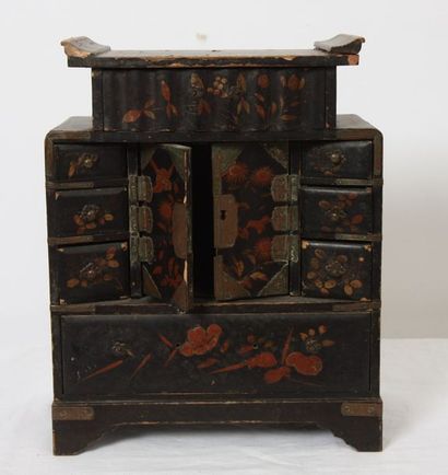 SMALL JEWELRY BOX ASIA

In black lacquer...