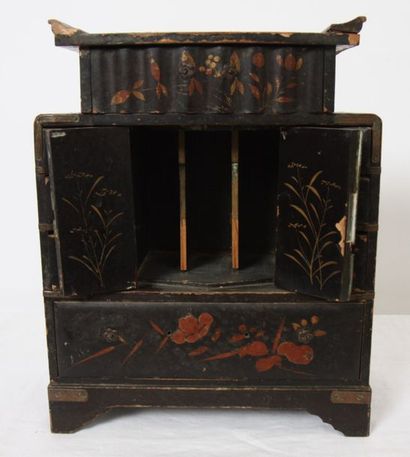 SMALL JEWELRY BOX ASIA

In black lacquer...