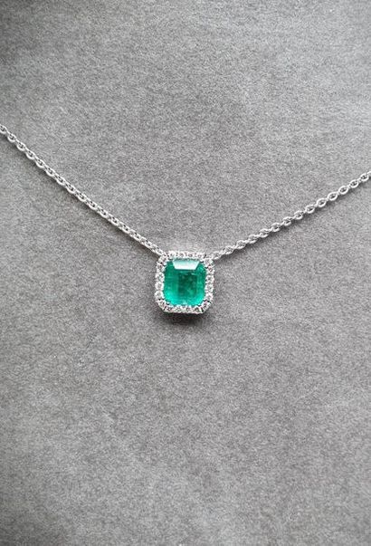 Pendentif or blanc sur sa chaîne centré d'une...