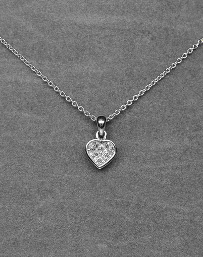 Pendentif cœur très surprenant serti de 8...