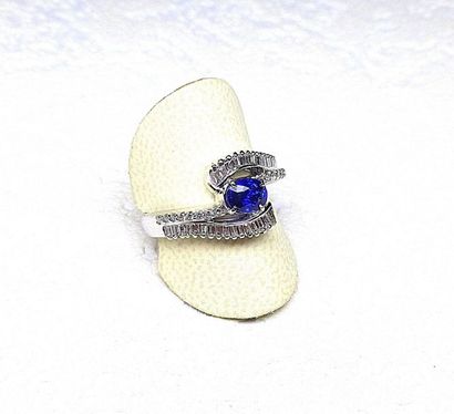 Bague or blanc croisée soutenant un saphir...