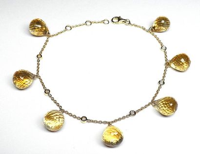 Bracelet or jaune orné de 7 citrines briolétées...