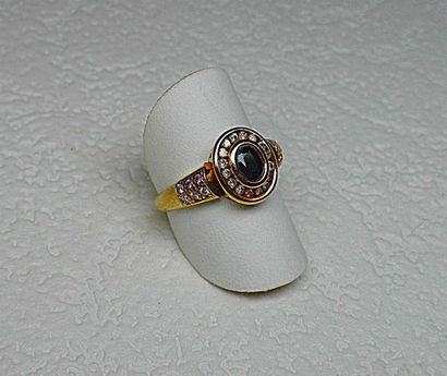 Bague or jaune sertie en clos d'un saphir...