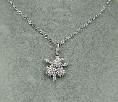 Pendentif or blanc représentant 3 fleurs...