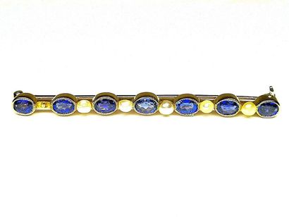 Broche en or 14K soutenant 7 saphirs de très...