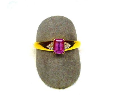 Bague or bicolore sertie d'une pierre rose...