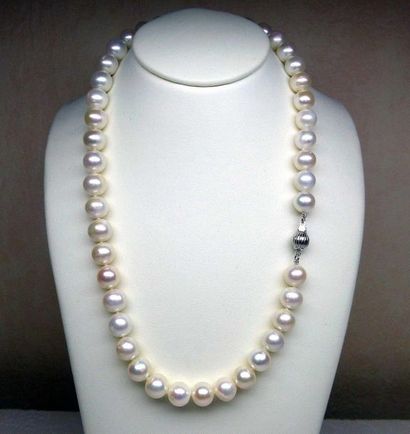 Très joli et important collier de perles...