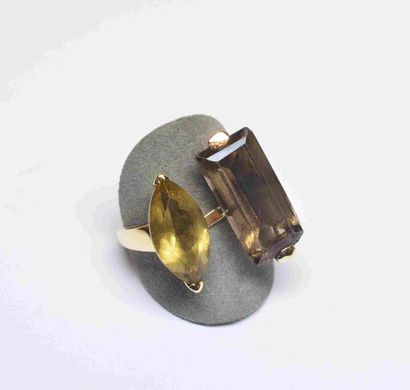 Bague en or jaune sertie de 2 quartzs fumés...