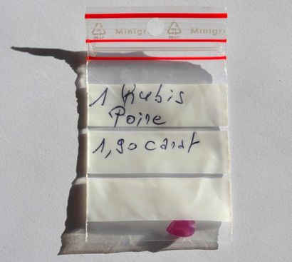 Un rubis sur papier de forme goutte pesant...