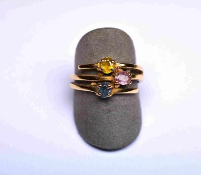 Bague or jaune sertie de trois pierres fines...