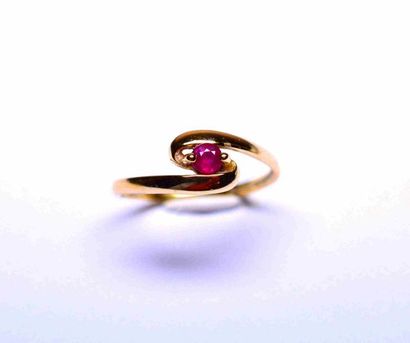 Bague or jaune croisée sertie d'un rubis...
