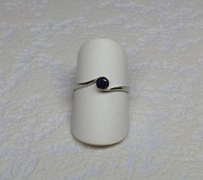 Solitaire or blanc serti d'une pierre noire...