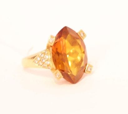 BAGUE OR ET TOPAZE 

Monture en or jaune,...