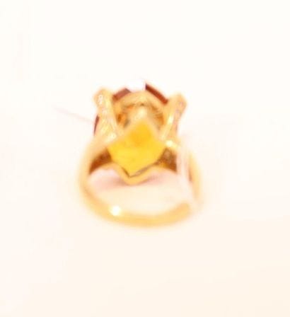 BAGUE OR ET TOPAZE 

Monture en or jaune,...