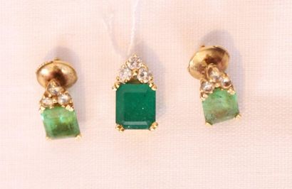 ENSEMBLE D'1 PENDENTIF ET 1 PAIRE DE BOUCLES...