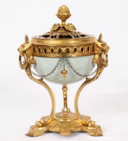 BRULE PARFUM NAPOLEON III

A corps en porcelaine...