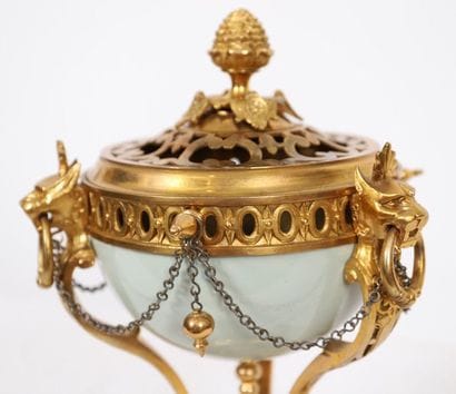 BRULE PARFUM NAPOLEON III

A corps en porcelaine...