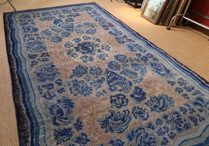 Émile GAUDISSARD
WOOL CARPET BY Émile GAUDISSARD...