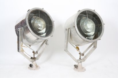 PAIR OF ARTICULATED SPOTLIGHTS

In chromed...