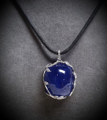 White gold pendant with a very important...