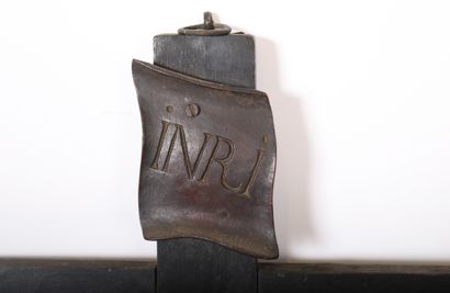 IMPORTANT ET MAGNIFIQUE CRUCIFIX EN BOIS...
