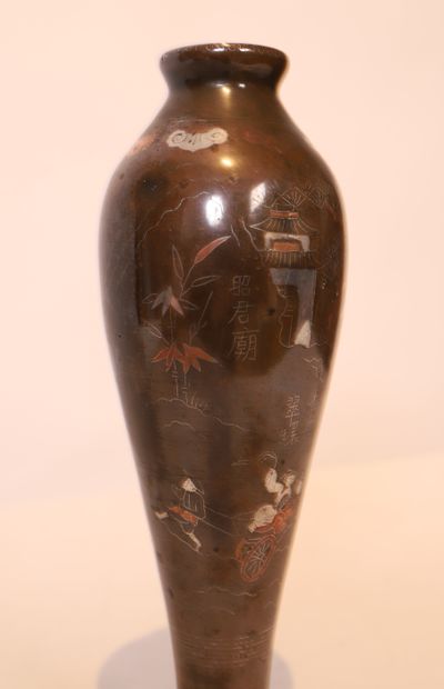 CHARMANT PETIT VASE EN BRONZE NIELLE à décor...