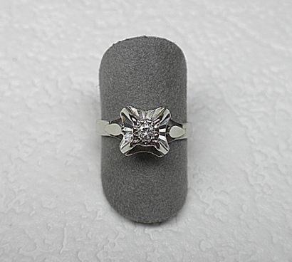 Bague de style ancien soutenant un diamant...