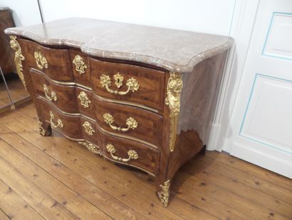 TRES BELLE COMMODE D'ILE DE FRANCE DE FORME...