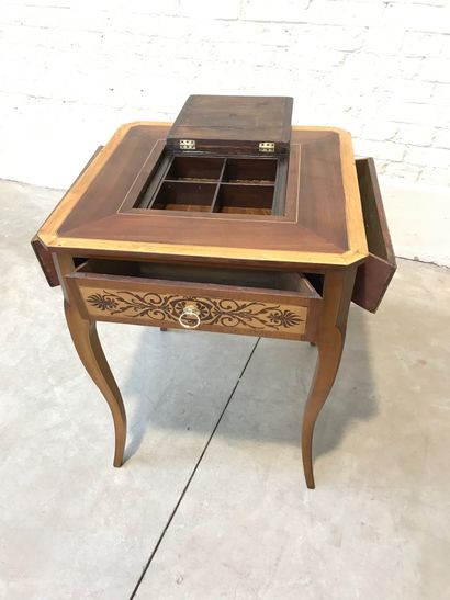 CHARMING LITTLE GAME TABLE IN VENEER

It...