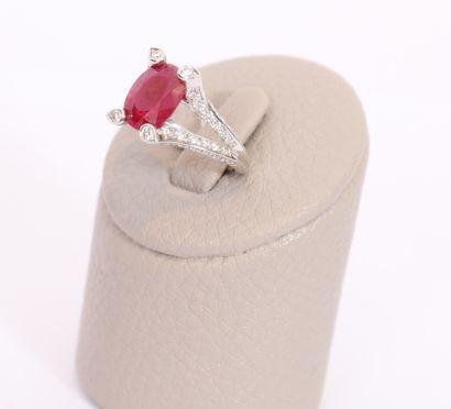 Belle bague or blanc centrée d'un rubis ovale...