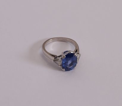 Splendide bague en or blanc centrée d'un...
