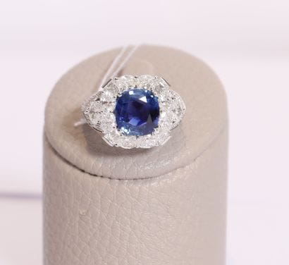 Bague or blanc centrée d'un saphir coussin...