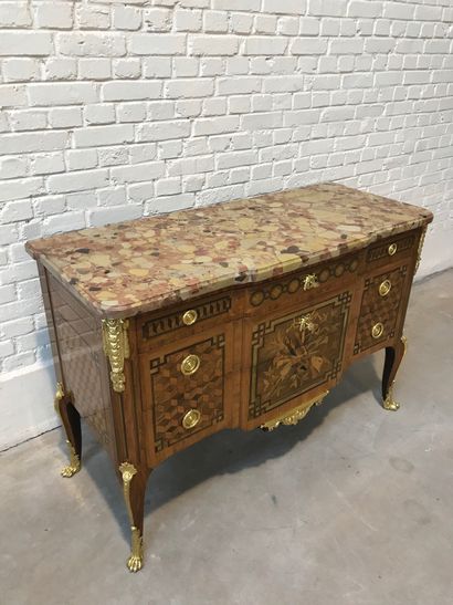 VERY BEAUTIFUL AND RICH TRANSITIONAL CHEST...