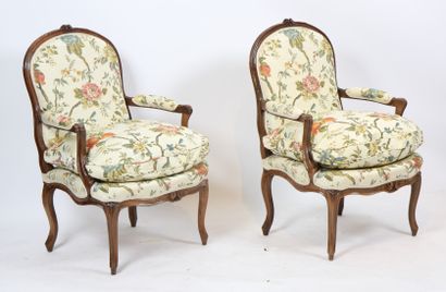 PAIR OF LOUIS XV ARMCHAIRS

In natural wood...