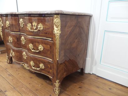 TRES BELLE COMMODE D'ILE DE FRANCE DE FORME...