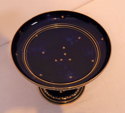 COUPE SUR PIEDOUCHE EN PORCELAINE à fond...
