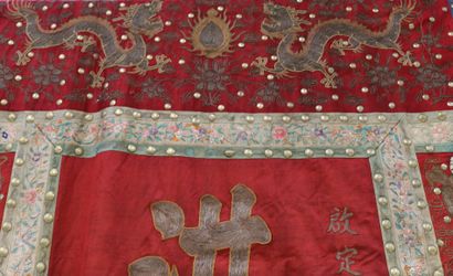 TENTURE CHINOISE EN SOIE, bouton de cuivre...
