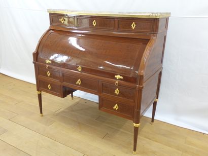 VERY ELEGANT CYLINDER DESK In mahogany and...