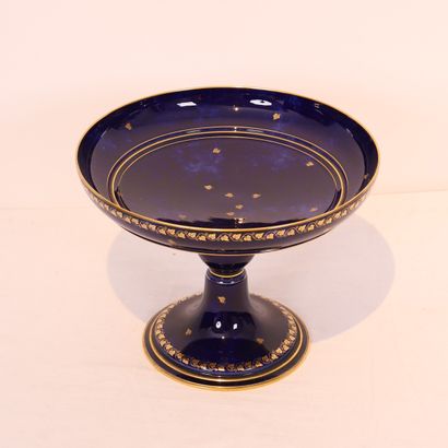 COUPE SUR PIEDOUCHE EN PORCELAINE à fond...