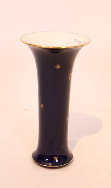 VASE CORNET EN PORCELAINE DE SEVRES à fond...