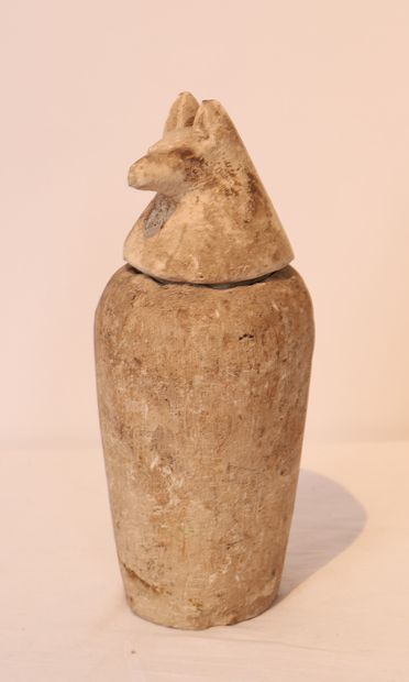 VASE CANOPE EN CALCAIRE FERME PAR UN BOUCHON...