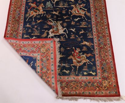
TRES FIN ET ORIGINAL TAPIS GHOUM EN SOIE...