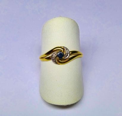 Two-coloured ring set with a sapphire of...
