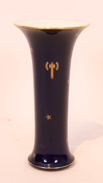 VASE CORNET EN PORCELAINE DE SEVRES à fond...