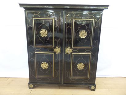 MAGNIFIQUE ET IMPORTANTE ARMOIRE EN EBENE...