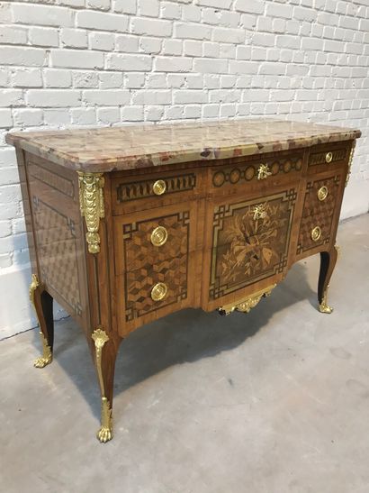 VERY BEAUTIFUL AND RICH TRANSITIONAL CHEST...