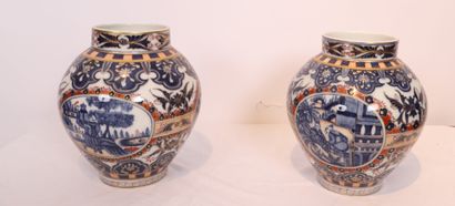 JOLIE PAIRE DE VASES EN PORCELAINE DE BAYEUX

De...